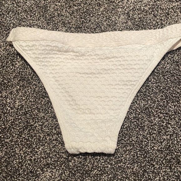 White bikini bottoms never worn - Picture 3 of 3